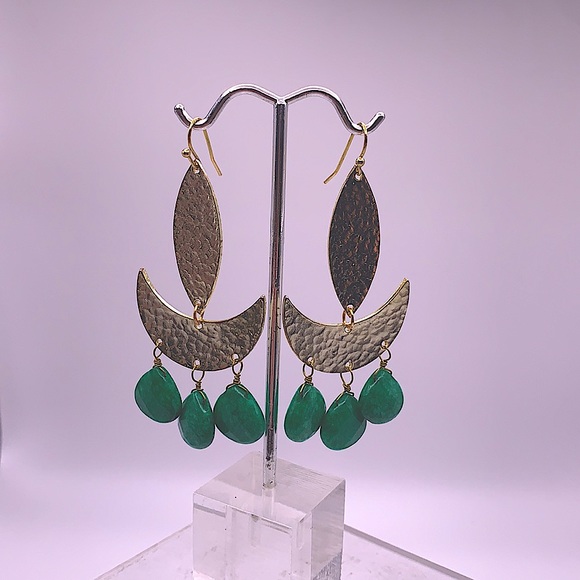 Hammered Gold Plated Earrings With Faceted Emerald Green Droplets - NEW - Picture 1 of 4
